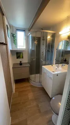 Salle de bains dans l'établissement Chalet climatisé en Haute-Corse 500m plage - camping Marina di Sorbo