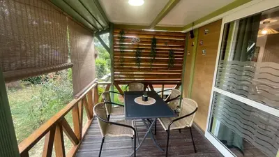 Balcon ou terrasse dans l'établissement Chalet climatisé en Haute-Corse 500m plage - camping Marina di Sorbo