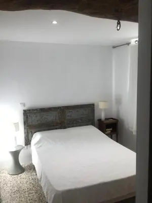 Un ou plusieurs lits dans un hébergement de l'établissement Maison à Porticciolo, idéale pour un couple