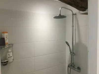 Salle de bains dans l'établissement Maison à Porticciolo, idéale pour un couple