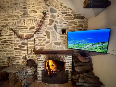 Télévision ou salle de divertissement dans l'établissement Casa Marelina - Maison de pêcheur port de Centuri