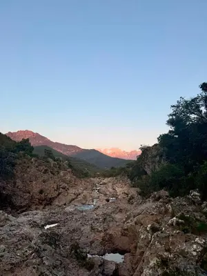 Paysage naturel près de la tente de luxe