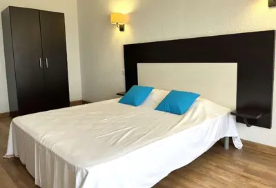 Un ou plusieurs lits dans un hébergement de l'établissement Studio 3 pers climatisé avec piscine à ST FLORENT