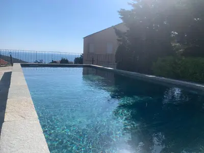Piscine de l'établissement Vacances de rêve vue mer et montagne ou située à proximité