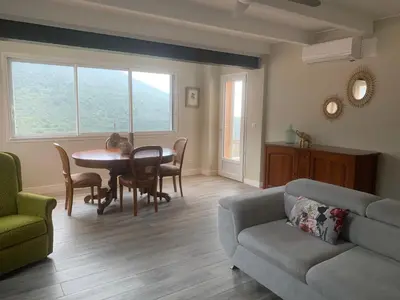 Coin salon dans l'établissement Vacances de rêve vue mer et montagne