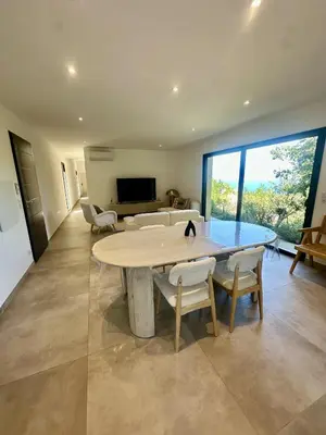 Télévision ou salle de divertissement dans l'établissement Superbe villa vue mer et piscine