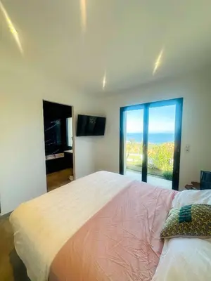 Un ou plusieurs lits dans un hébergement de l'établissement Superbe villa vue mer et piscine