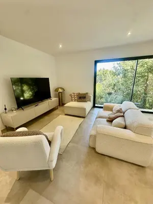 Télévision ou salle de divertissement dans l'établissement Superbe villa vue mer et piscine