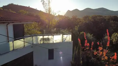 Vue générale sur la montagne ou vue sur la montagne depuis la villa