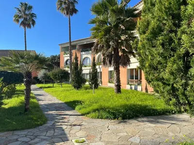 Jardin de l'établissement T3 climatisé pour 4 à 6 personnes proche mer en Corse