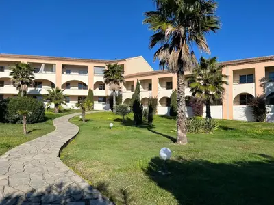Jardin de l'établissement T3 climatisé pour 4 à 6 personnes proche mer en Corse