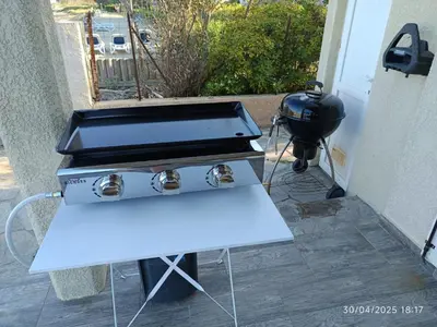 Barbecue disponible mis à disposition des clients de la villa