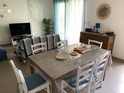 Télévision ou salle de divertissement dans l'établissement Bord De Mer, Commerces Rivière 15mn