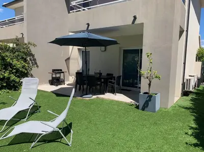 Jardin de l'établissement Bord De Mer, Commerces Rivière 15mn