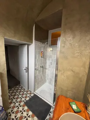 Salle de bains dans l'établissement Maison de Caractère au coeur du village