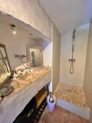 Salle de bains dans l'établissement Superbe maison de charme vue mer