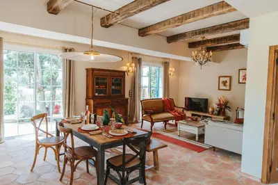 Coin salon dans l'établissement Cozy Home Near The Beach In Corsica