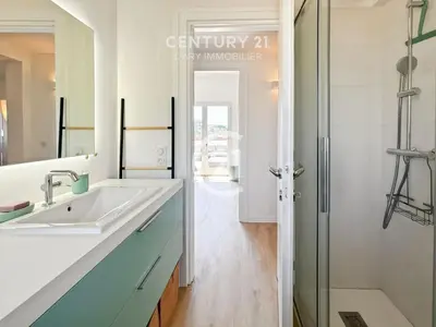 Salle de bains dans l'établissement Pointe St-François T3 vue mer