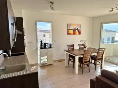 Cuisine ou kitchenette dans l'établissement Bel appartement vue mer-montagne