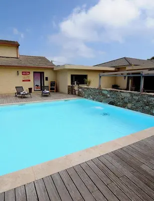 Piscine de l'établissement Appartement confort et équipé proche de la plage ou située à proximité