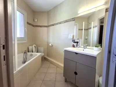 Salle de bains dans l'établissement Studio avec piscine SAINT FLORENT - FLO300-259