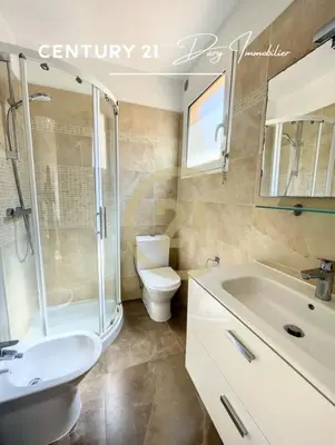 Salle de bains dans l'établissement Calvi T3 en triplex dans résidence avec piscine