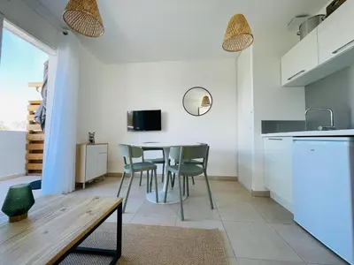 Cuisine ou kitchenette dans l'établissement Appt Lumineux pieds dans l'eau N181