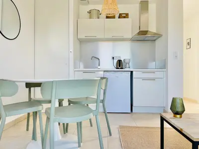 Cuisine ou kitchenette dans l'établissement Appt Lumineux pieds dans l'eau N181
