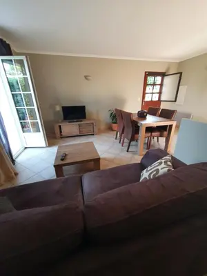 Télévision ou salle de divertissement dans l'établissement Rez de villa