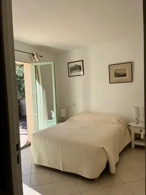 Un ou plusieurs lits dans un hébergement de l'établissement Villa avec piscine privative et vue imprenable sur le golf de Saint-Florent à 300 m de la plage