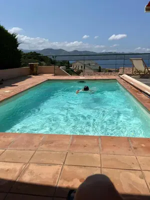 Piscine de l'établissement Villa avec piscine privative et vue imprenable sur le golf de Saint-Florent à 300 m de la plage ou située à proximité