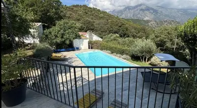 Vue générale sur la montagne ou vue sur la montagne depuis le séjour chez l'habitant