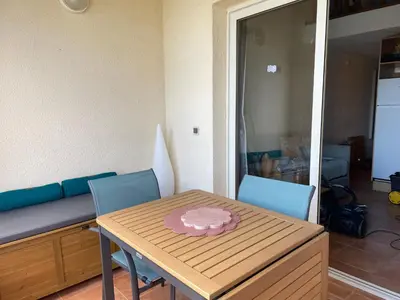 Coin salon dans l'établissement Appartement T2 vue mer, piscine Linguizzetta Bravone
