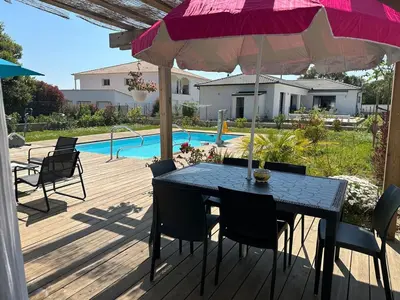 Piscine de l'établissement Villa avec piscine privée Santa Maria Poggio ou située à proximité