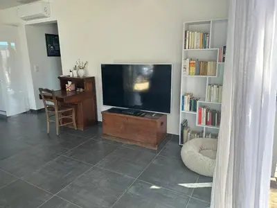 Télévision ou salle de divertissement dans l'établissement Villa avec piscine privée Santa Maria Poggio