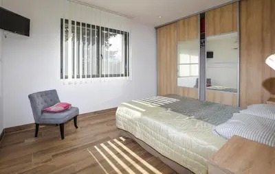 Un ou plusieurs lits dans un hébergement de l'établissement 2 Bedroom Lovely Home In Cervione