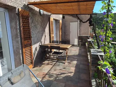 Balcon ou terrasse dans l'établissement Maison de village avec terrasse