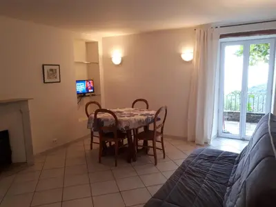 Télévision ou salle de divertissement dans l'établissement Maison de village avec terrasse