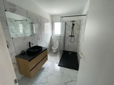 Salle de bains dans l'établissement Villa-de Luxe-Salle de bain-Vue sur la campagne à 5 minutes de la mer Qui est composé de 5 chambres