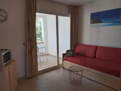 Coin salon dans l'établissement Appartement avec piscine