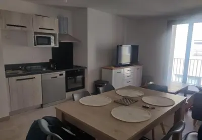Cuisine ou kitchenette dans l'établissement Location Vacances en Coeur de ville - Vue sur Mer - Tout confort