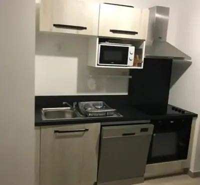 Cuisine ou kitchenette dans l'établissement Location Vacances en Coeur de ville - Vue sur Mer - Tout confort