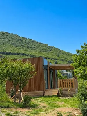 Vue générale sur la montagne ou vue sur la montagne depuis le camping
