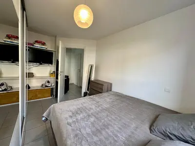 Un ou plusieurs lits dans un hébergement de l'établissement Appartement Cardellina Jardin & Ville