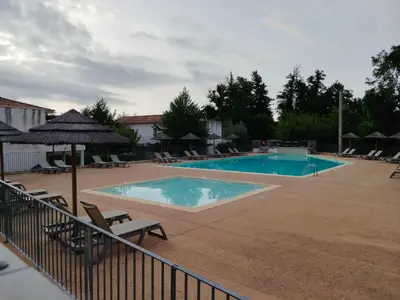 Piscine de l'établissement Appartement avec jardin piscine et plage 100 m ou située à proximité