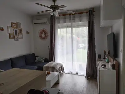 Télévision ou salle de divertissement dans l'établissement Appartement avec jardin piscine et plage 100 m