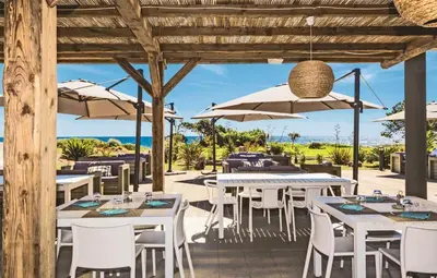 Restaurant ou autre lieu de restauration dans l'établissement Appartement avec jardin piscine et plage 100 m