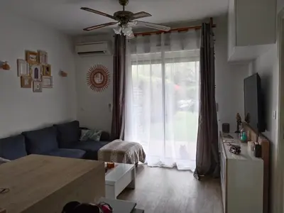Télévision ou salle de divertissement dans l'établissement Appartement avec jardin piscine et plage 100 m