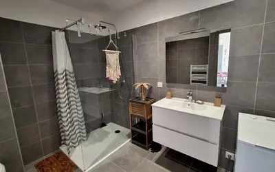 Salle de bains dans l'établissement Apt 4 pers - all comforts - sea and mountain view