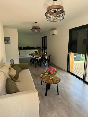 Coin salon dans l'établissement Casa Juliette Maison bois